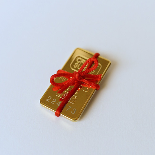 Lingote de oro sobre su certificado