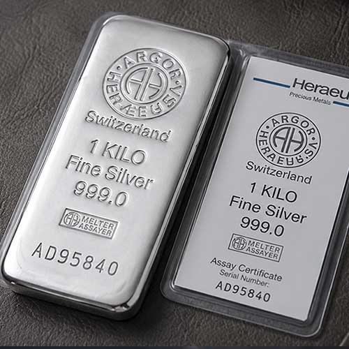 Lingote de plata sobre su certificado